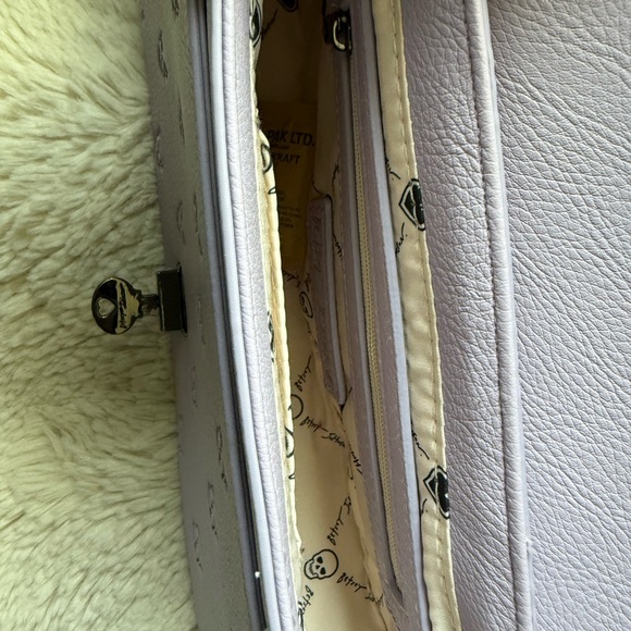 Betsey Johnson NWT Lavender Skull Embossed Women's Bag Spring Vibes - Picture 5 of 5